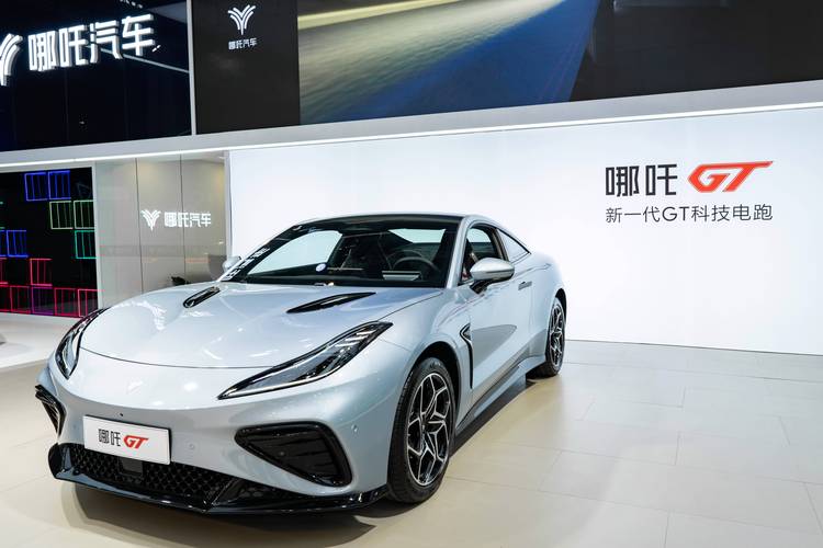 惠州108哪吒汽车在智能汽车领域的表现，领途汽车在新能源汽车市场中的影响力